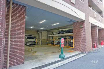 敷地内駐車場（屋内機械式）の出入り口