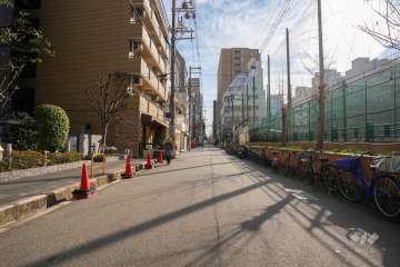 敷地西側の前面道路（北側から）