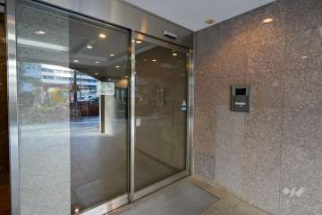 エントランスはオートロック付きです。