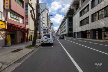 敷地の南側前面道路（西側から）