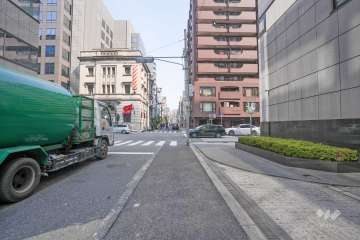 敷地北側の前面道路（西側から）