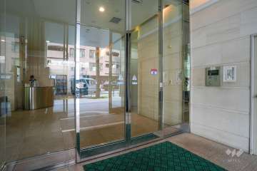 エントランスはオートロック付きです。