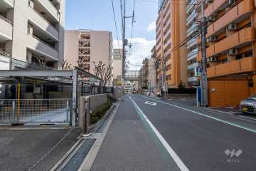 敷地の南側前面道路（西側から）