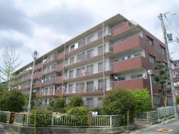 メゾン箕面青松園前２番館の外観（南東側から）