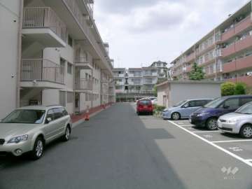 敷地内の駐車場（建物はスキップフロアです）
