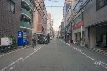 敷地の南側前面道路（西側から）