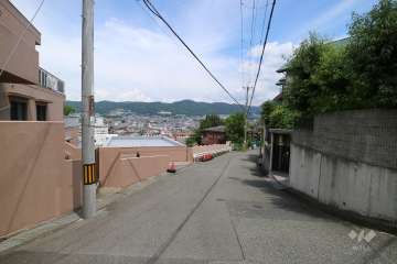 敷地南側の前面道路