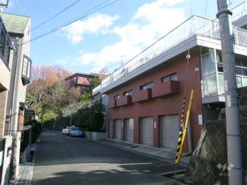 敷地北側の道路と駐車場