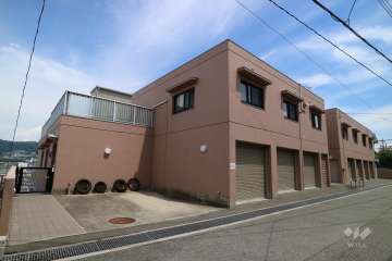 グランデ箕面の外観（南西側から）