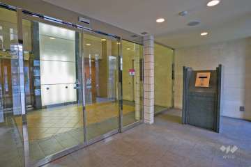 エントランスはオートロック付きです。