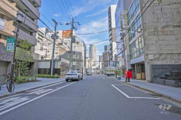 敷地の北側前面道路は南久宝寺町通です（西側から）。