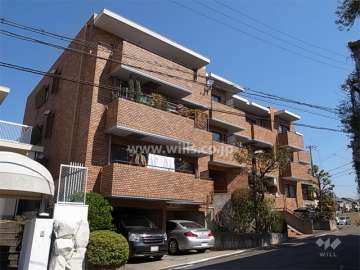 千里中央ガーデンズの外観（南西側から）　外壁は高級感のタイル張り。