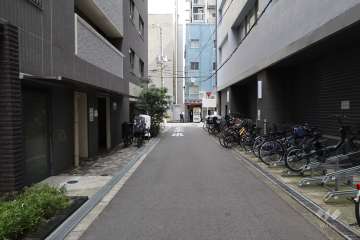 敷地南側の前面道路(西側から)