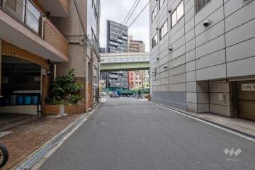 敷地西側の前面道路（北側から）