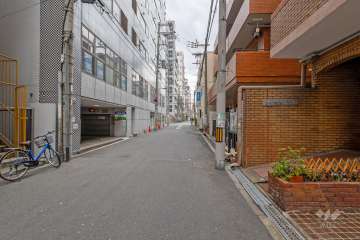 敷地西側の前面道路（南側から）