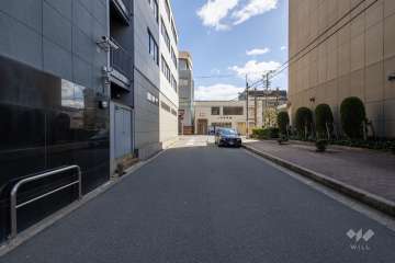 敷地北側の前面道路（西側から）