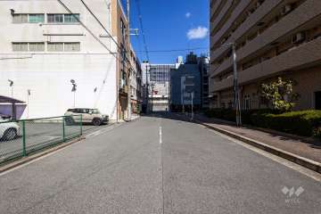 敷地西側の前面道路（南側から）