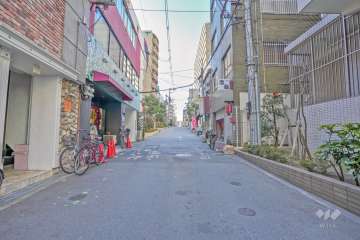 敷地の南側前面道路（東側から）