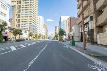 敷地北側の前面道路（西側から）