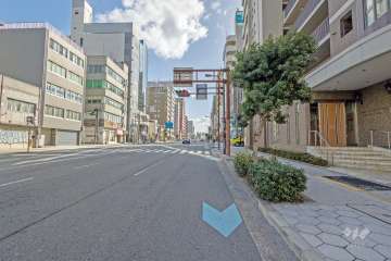 敷地の北側前面道路は長堀通です（西側から）。