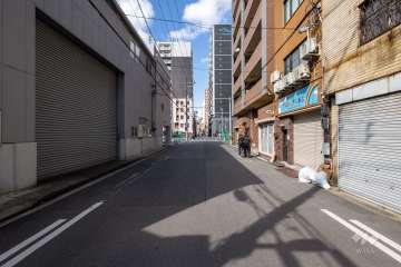 敷地西側の前面道路（南側から）