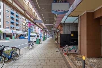 敷地東側の前面道路（北側から）