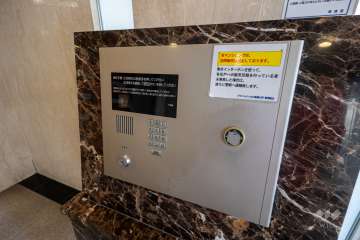 エントランスはオートロック付きです。