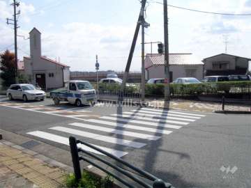 北側の道路は二車線で、交通量はやや多め