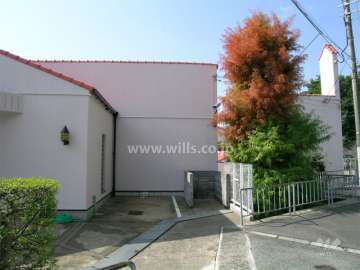 グランドメゾン箕面の外観（北側の道路から）