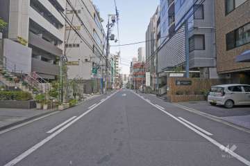 敷地の南側前面道路（西側から）