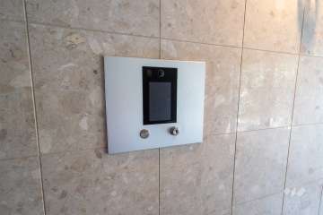 エントランスはオートロック付きです。