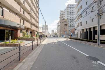 敷地南側の前面道路（西側から）