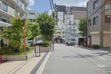 敷地の南側前面道路（西側から）