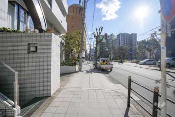 敷地西側の前面道路（北側から）