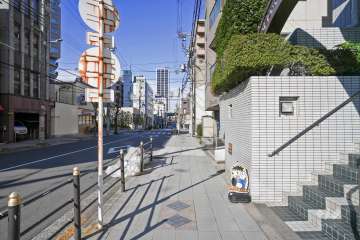 敷地西側の前面道路（南側から）