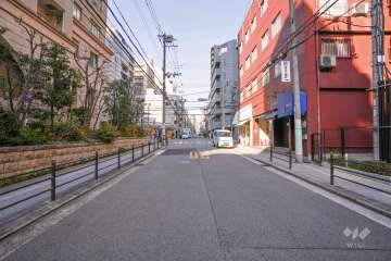 敷地東側の前面道路（南側から）