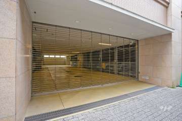 駐車場出入り口（リングシャッター付き）