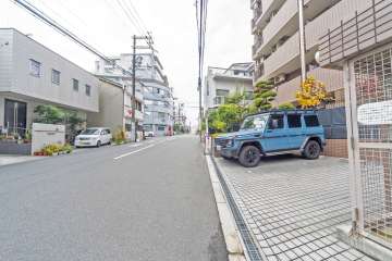 敷地南側の前面道路（東側から）