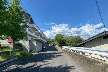 敷地東側の前面道路（南側から）