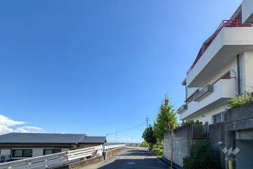 敷地東側の前面道路（北側から）