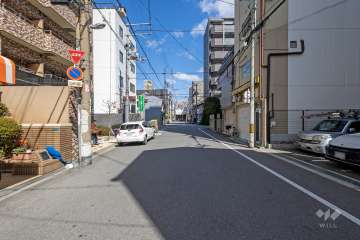 敷地東側の前面道路（南側から）