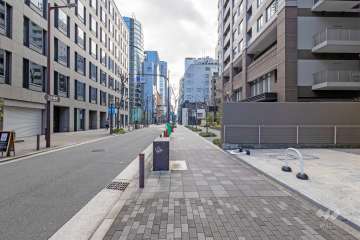 敷地東側の前面道路（北側から）