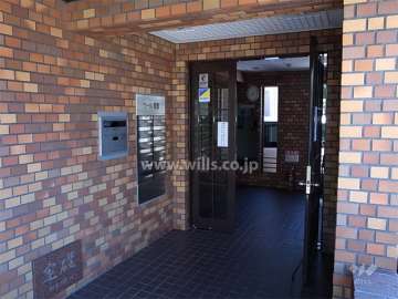 エントランスはオートロック付きです。