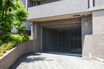 駐車場の出入り口（リングシャッター付き）