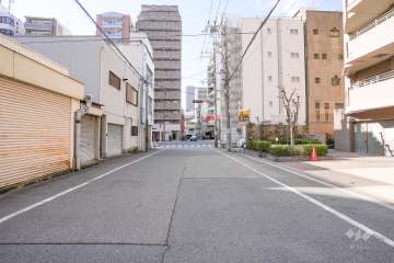 敷地の南側前面道路（東側から）