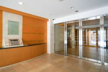 エントランスはオートロック付きです。