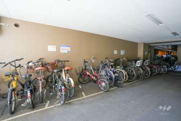 屋内に設けられた駐輪場