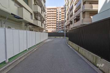 敷地西側の前面道路（南側から）