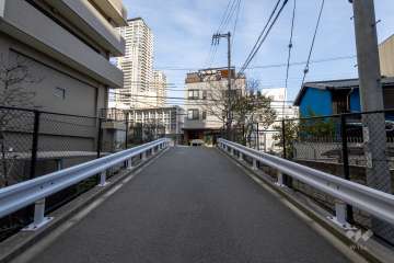 敷地南側の前面道路（西側から）