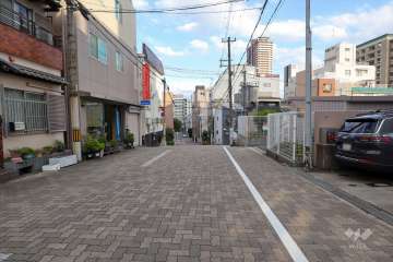 敷地北側の前面道路（西側から）